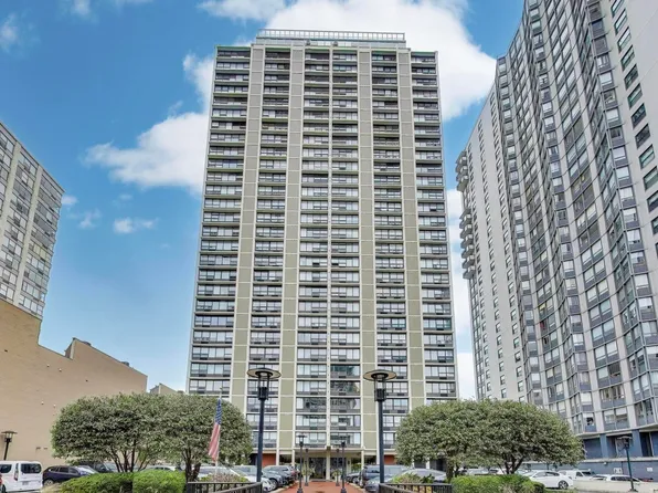 5733 N Sheridan Rd APT 4C, Chicago, IL 60660