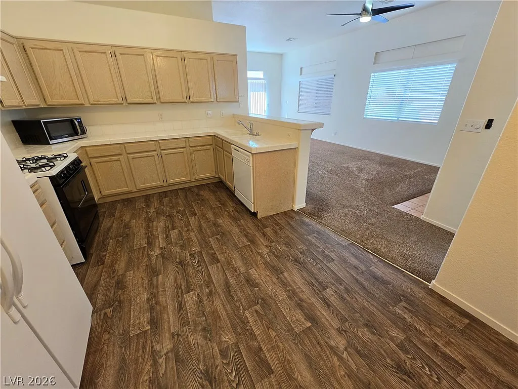 3 bed, 2.0 bath, 1900 sqft, $1,995 — Photo 3
