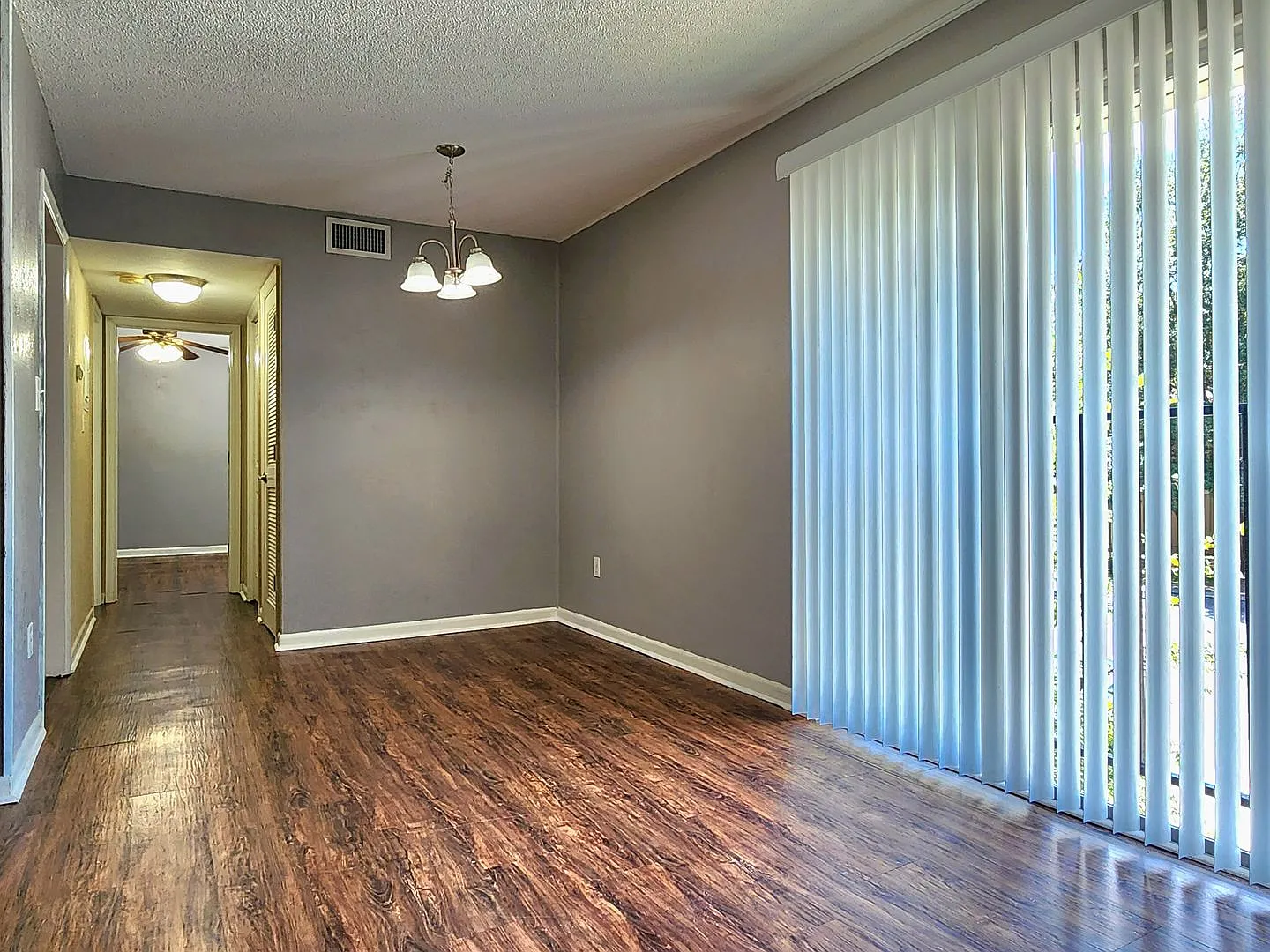 For Rent 1 Bedroom, 1 Bathroom, Upper Floor Condo. — Photo 2