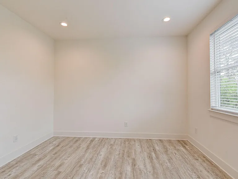 2705 Oakwood Crest Ln — Photo 13