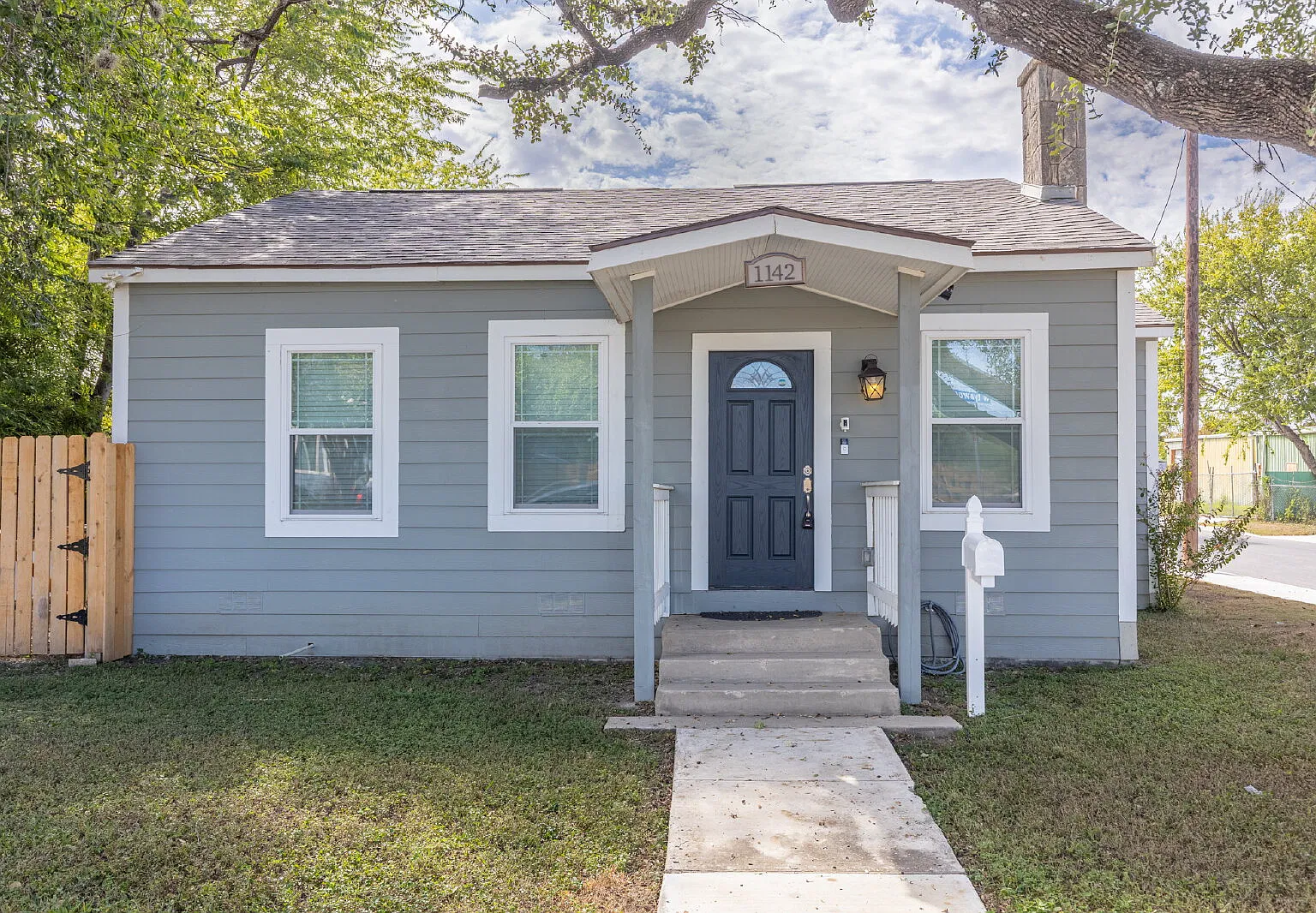 3 bed, 1.5 bath, 1276 sqft, $1,750 — Photo 1