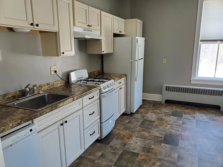 39 W King St #6 — Photo 3