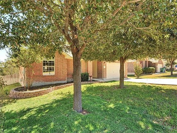 3rd image of 807 Plumbago Dr
