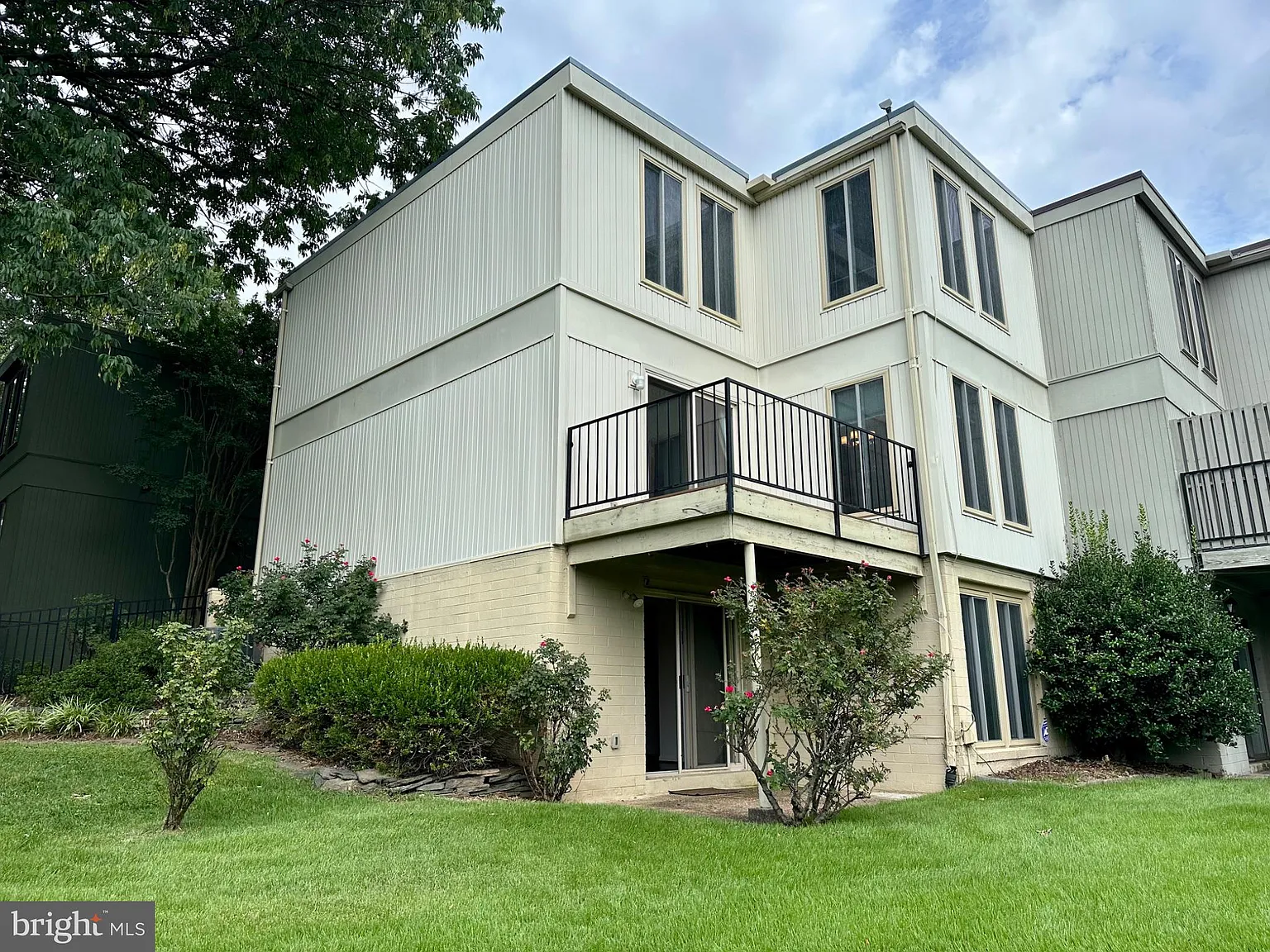 4 bed, 3.5 bath, 1464 sqft, $3,500 — Photo 2