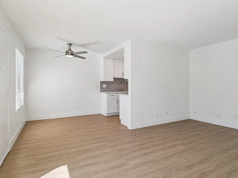Modern University Crest Apartments 1 Month Free — Photo 13