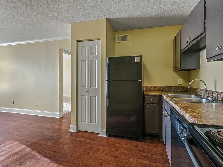 5th Avenue Apartments — Photo 31