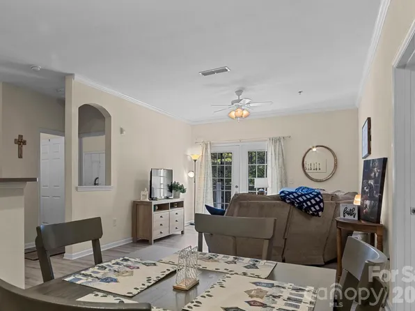 100 Vista Lake Dr APT 3, Candler, NC 28715