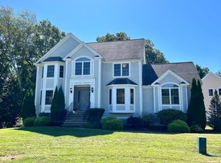 7 Boxwood Cir, Dracut, MA 01826