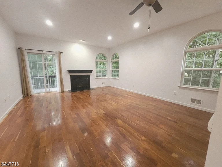 1104 Oakcroft Ln — Photo 3