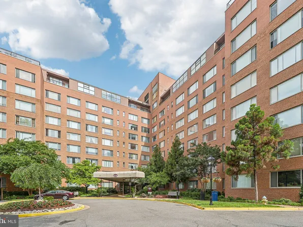 1111 Arlington Blvd APT 810, Arlington, VA 22209