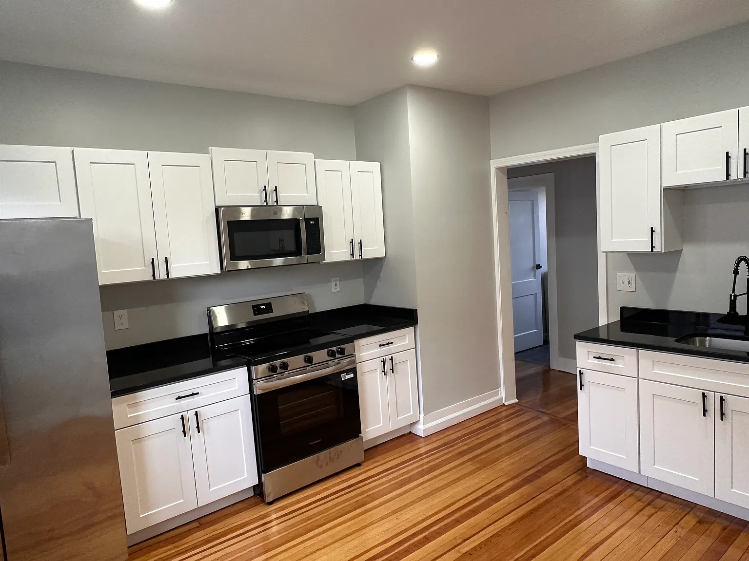 3 bed, 1.5 bath, 1242 sqft, $2,000 — Photo 2