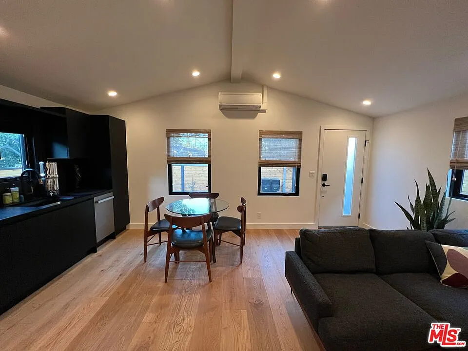 1 bed, 1.0 bath, 500 sqft, $3,200 — Photo 3