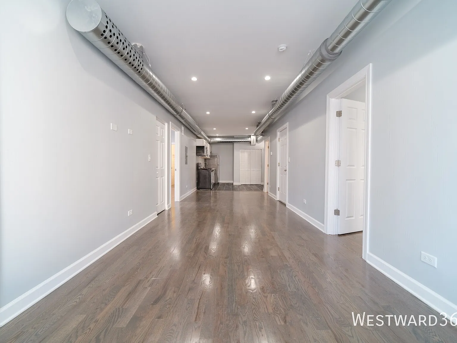 Beautiful updated 3b/2b in Ravenswood Manor — Photo 2