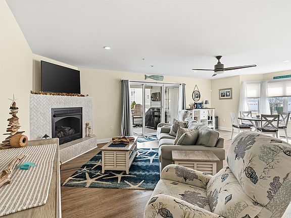 4th image of 902 Ocean Dr Unit 1407