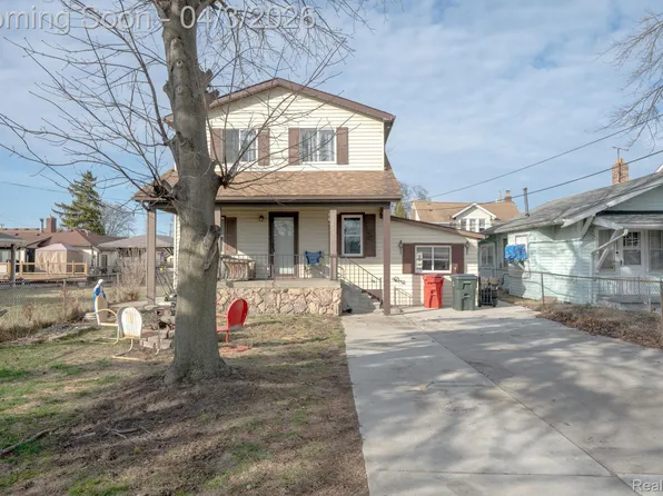 22453 E Ten Mile Rd, Saint Clair Shores, MI 48080