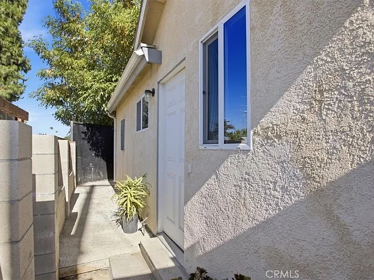 7542 White Oak Ave — Photo 3