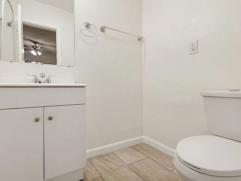 537 W Hyde Park Blvd — Photo 37