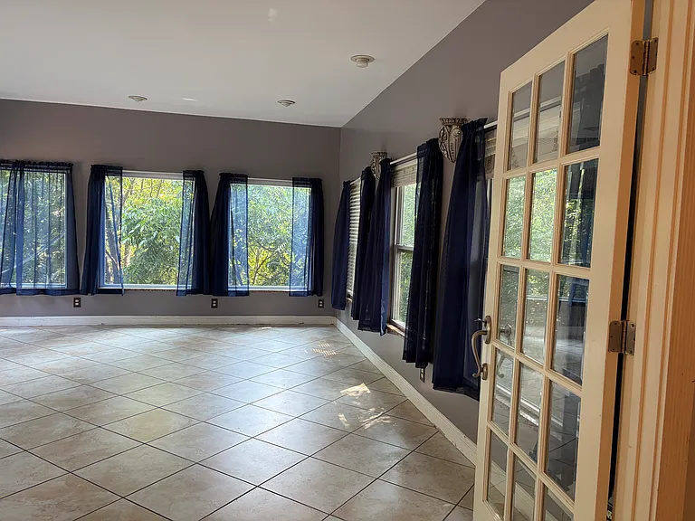 4700 Rolling Green Dr — Photo 9