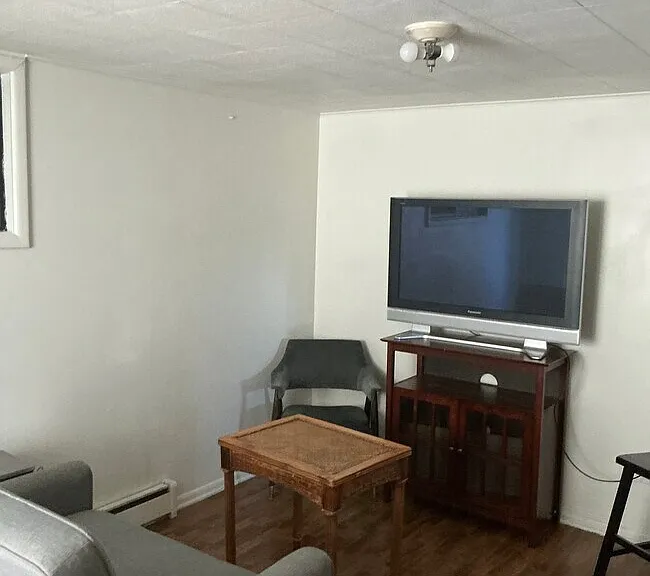 916 W A St — Photo 2