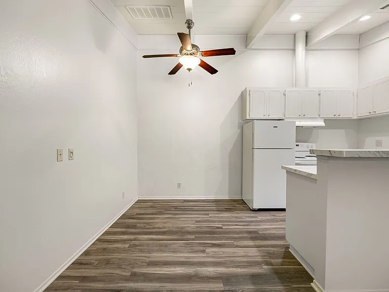 Lassen Villa Apartments — Photo 36