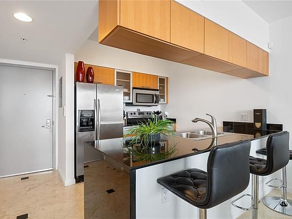 5th image of 1750 N Bayshore Dr APT 3510