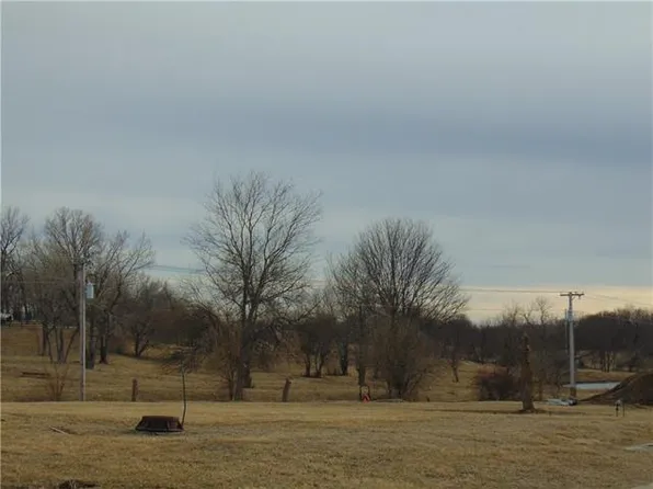 2914 & 3011 E Canyon Dr, Harrisonville, MO 64701
