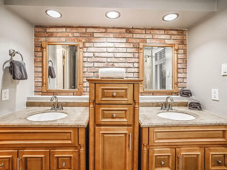 Double sink w vanity.