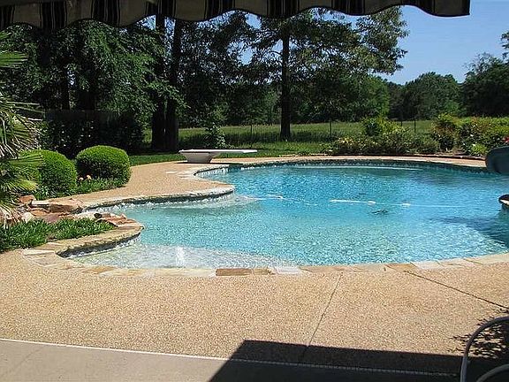 3rd image of 821 Shadowood Dr
