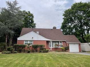 474 Round Hill Rd, Roslyn Heights, NY 11577