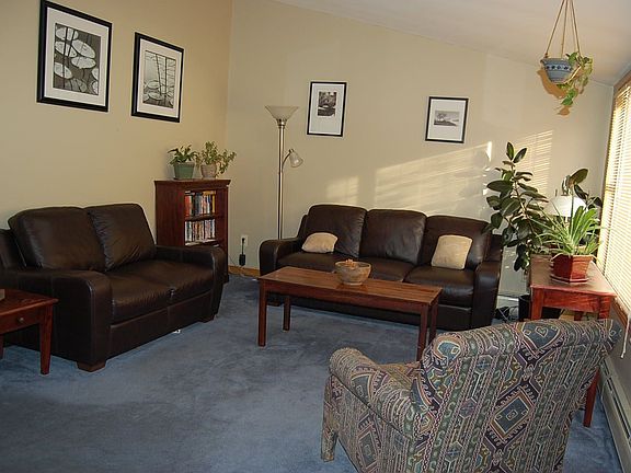LIVING ROOM WITH VAULTED CEILING - view front entry