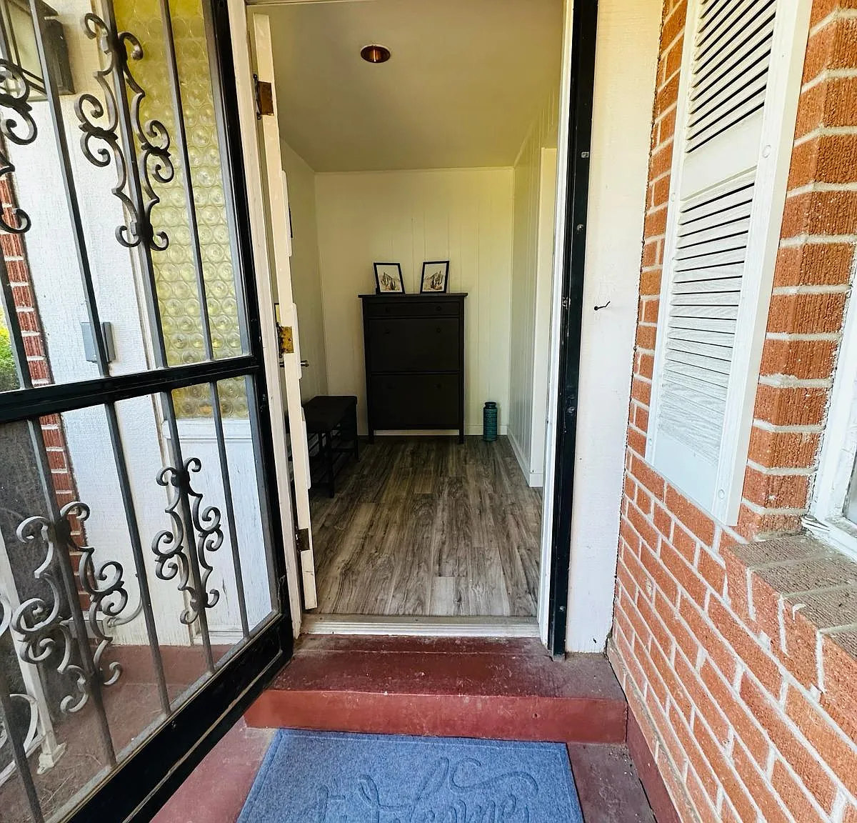 3 bed, 1949 sqft, $2,200 — Photo 2