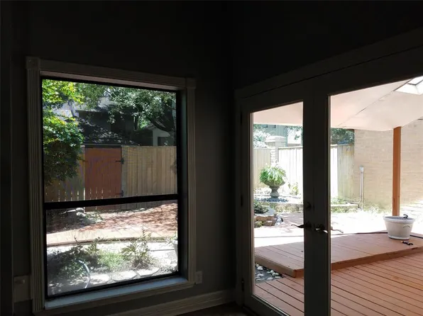 8025 W Oakwood Ct, Houston, TX 77040