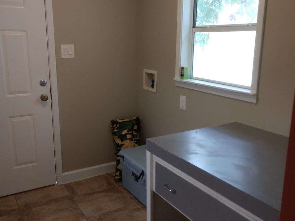 1st image of 611 Pine Cir