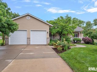 142 Lilac Ln, Chatham, IL 62629