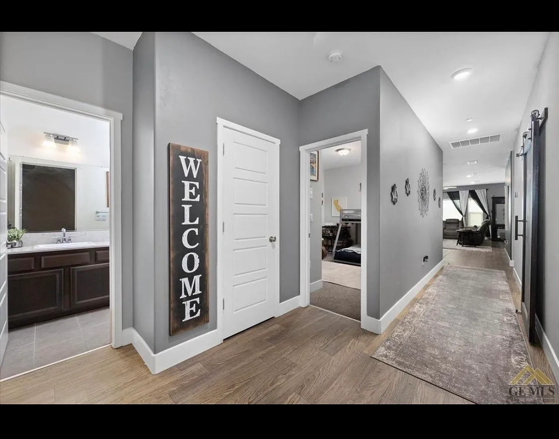 9639 Silver Falls Ln — Photo 2