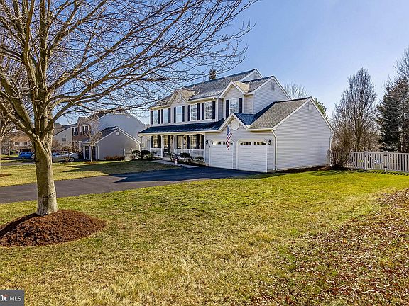 3rd image of 1019 Riverwalk Dr