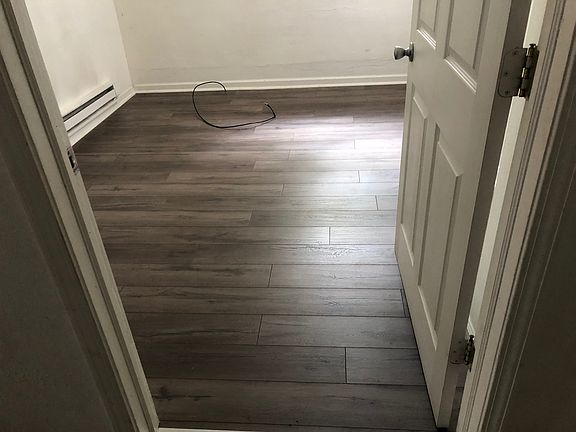 3rd image of 159 Robinson St Floor 1