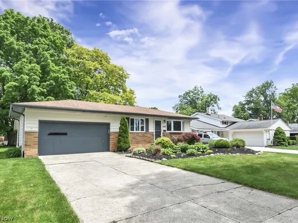 4267 Bentley Dr, North Olmsted, OH 44070