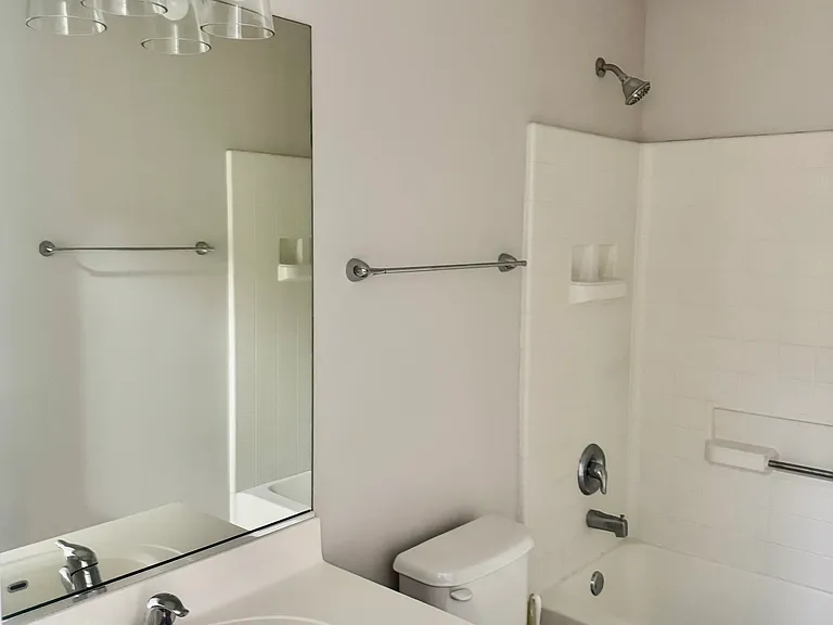 2252 Claremont Ln — Photo 18