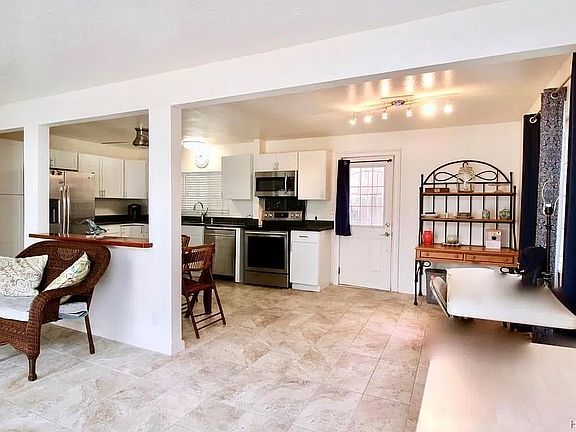 Lower level Livingroom/Kitchen