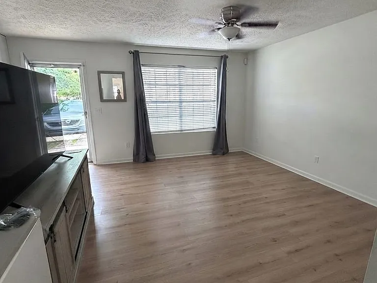 1402 Orange Ct — Photo 12
