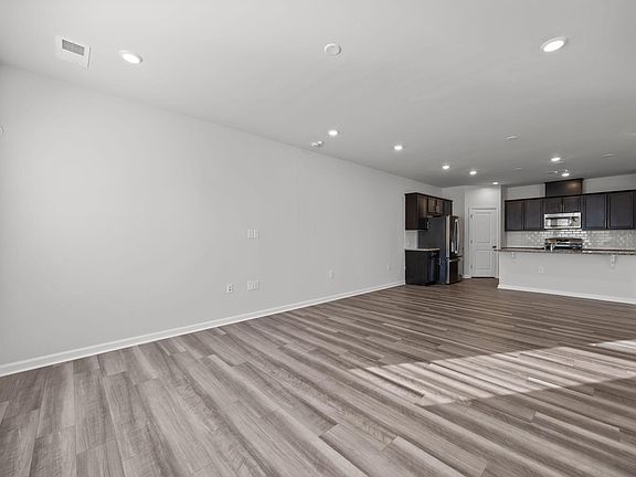 5th image of 2402 Chert Ln