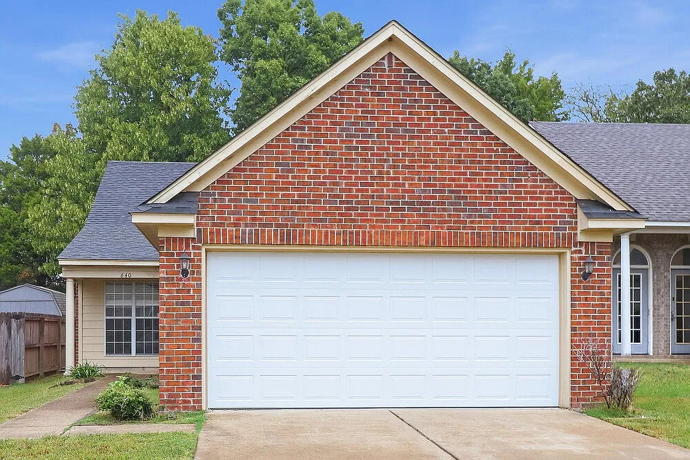 3 bed, 2.0 bath, 1560 sqft, $1,815 — Photo 1