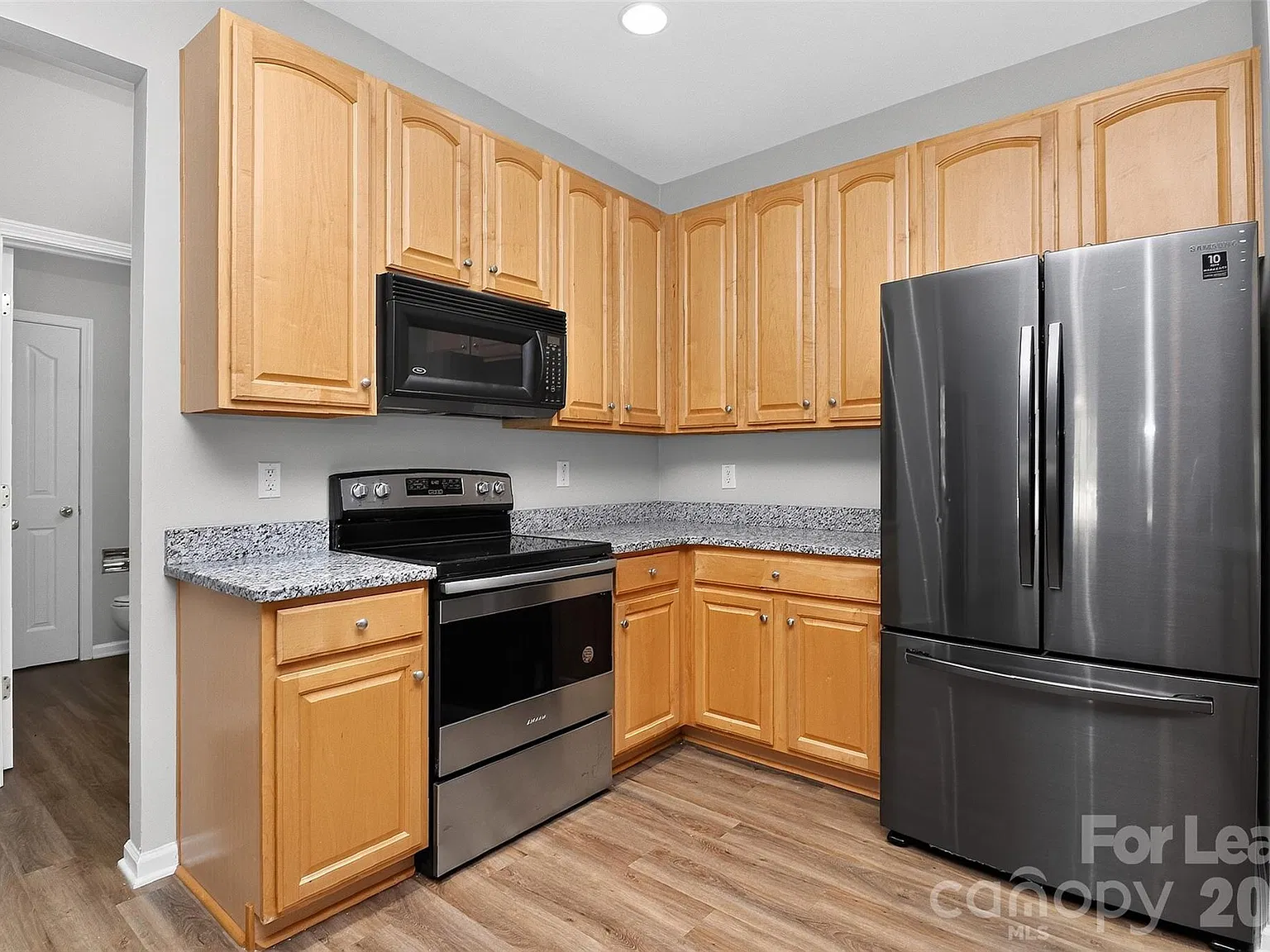 5 bed, 2.5 bath, 2711 sqft, $2,350 — Photo 4