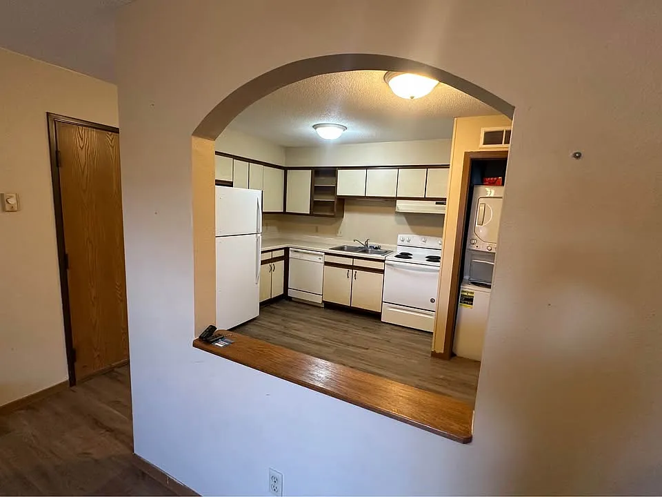 2204 Hanley Rd — Photo 4