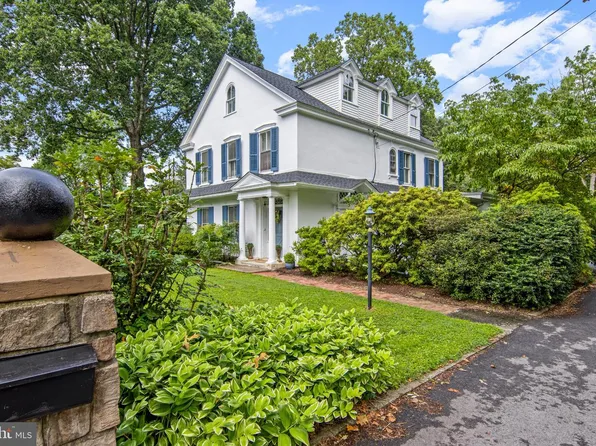 8 S Providence Rd, Wallingford, PA 19086