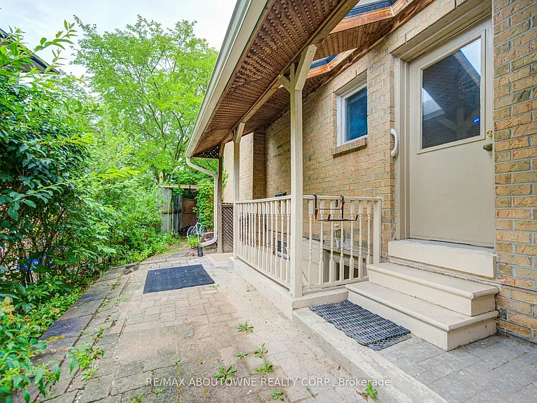 1156 Old Colony Rd #LOWER — Photo 2