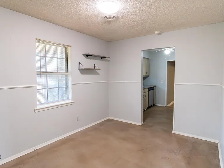 1303 Mockingbird St — Photo 4