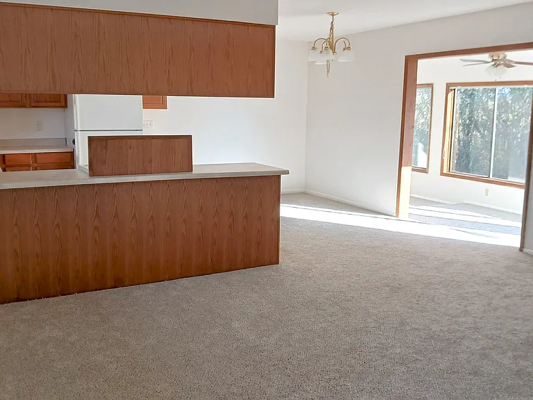 1075 S Linda Vista Dr — Photo 15