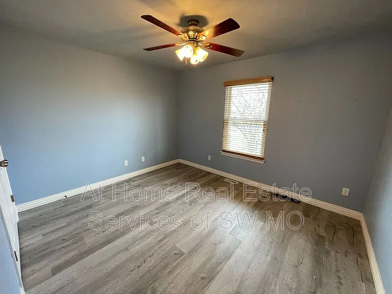 6063 N 19th Ave — Photo 16
